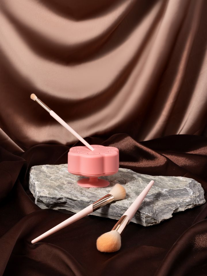 מנקה מברשות - פרח