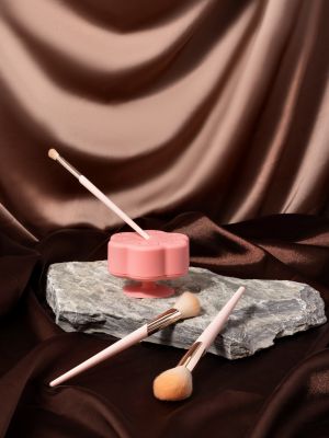 מנקה מברשות - פרח